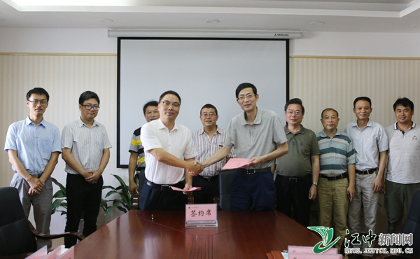 6月24日,我校与江西巴夫洛生态农业科技有限公司签订合作协议。(张安然 摄)